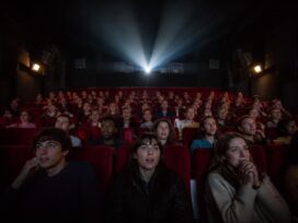 découvrez une analyse approfondie et les réactions à la bande-annonce du film this time next year, à ne pas manquer avant sa sortie.